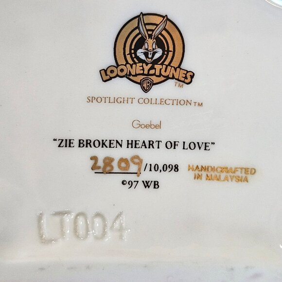 Looney Tunes Pepe Le Pew "Zie Broken Heart Of Love" Goebel Figurine 2809 Limited - Picture 3 of 8